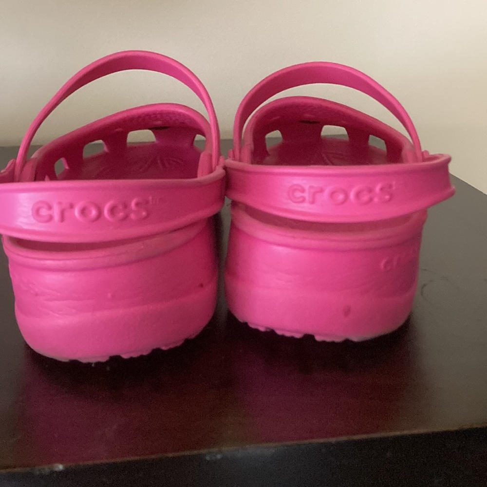 🔹pink crocks, flower is removable. Super comfortable water resistant crocks!! - Picture 6 of 7